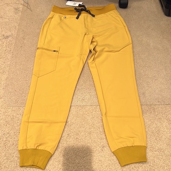 FIGS Scrub Set Catarina Top/ Zamora Jogger Light Gold - Picture 9 of 11